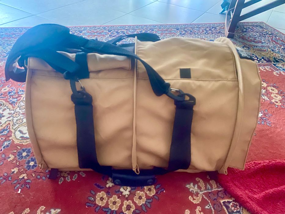 Transportadora de animal de companhia de até 30kg ou menos, aprovada para viajar em avião.