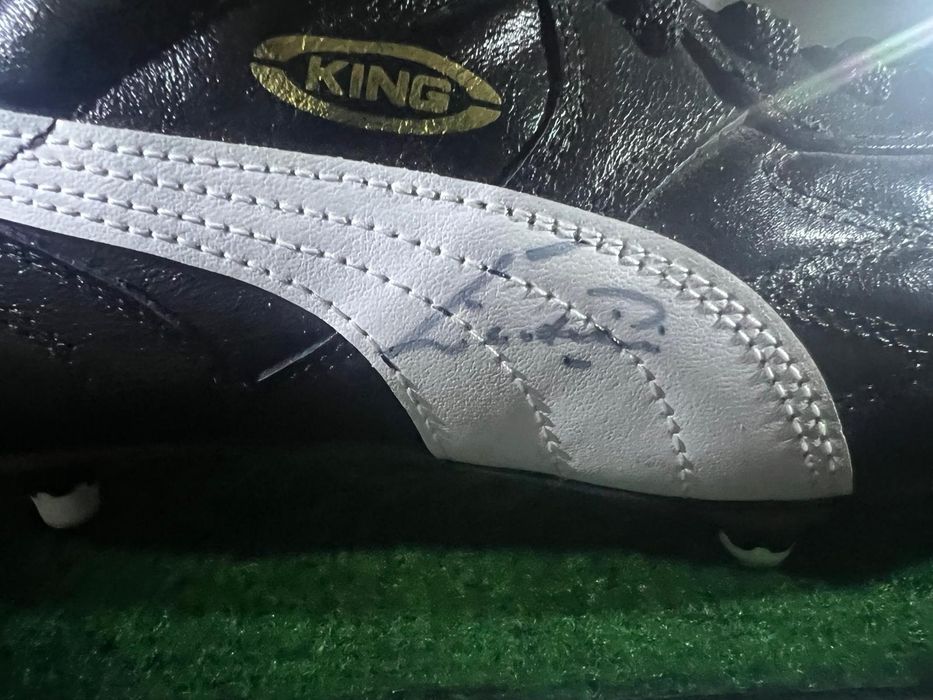 Chuteira do Eusébio autografada