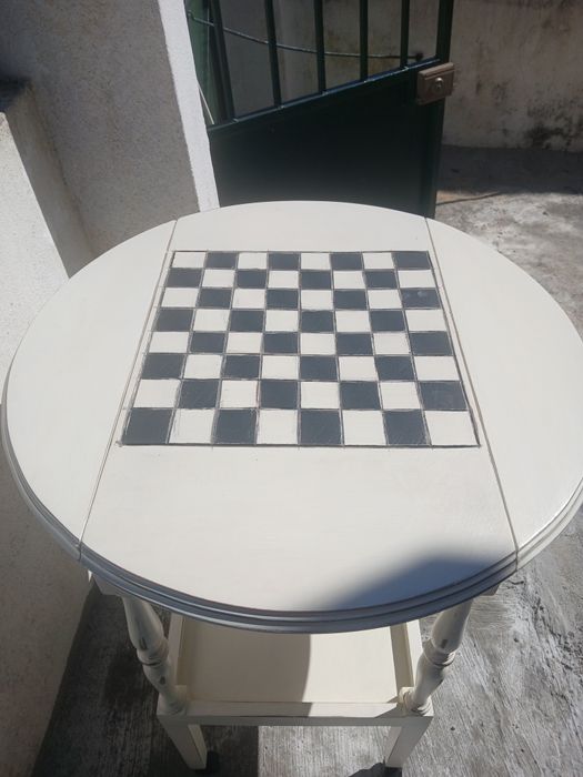 Mesa de jogo com tabuleiro de xadrez