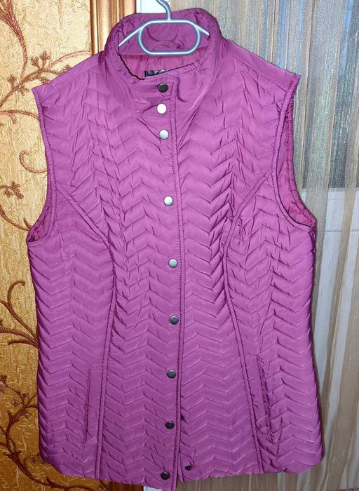 Жилет теплый, полуприталенный на кнопках. С карманами