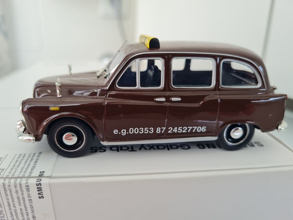 Miniatura diecast "1980 AUSTIN FX4 - DUBLIN". Escala: 1:43