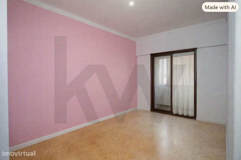 Apartamento T4 transformado em T3 na Amora