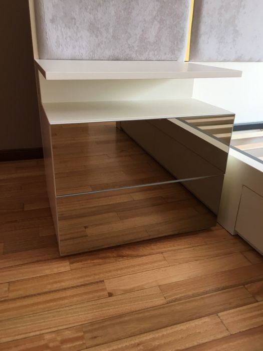 Cama de 150x195 com inox dourado com estrado (Fabricante)