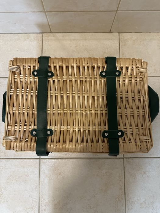 Cesta de vime com fecho