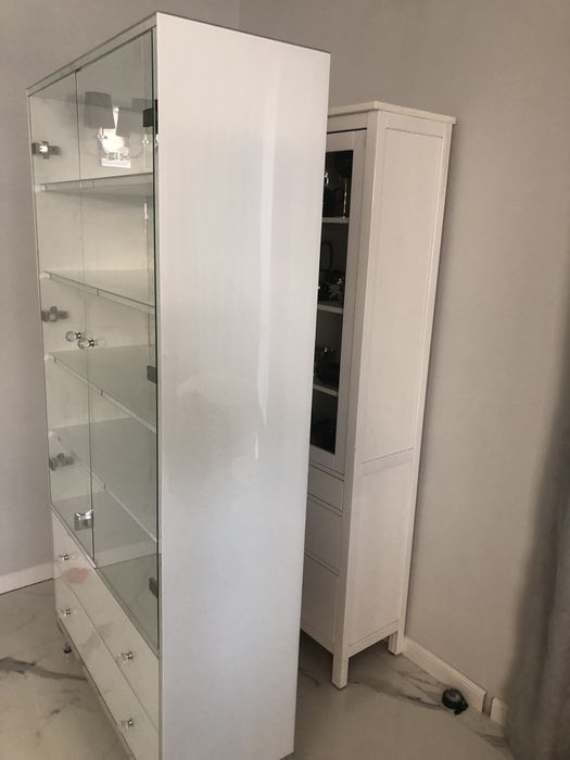 Witryna biala, glamour, lustrzana, noga ludwik, galka kryształ,