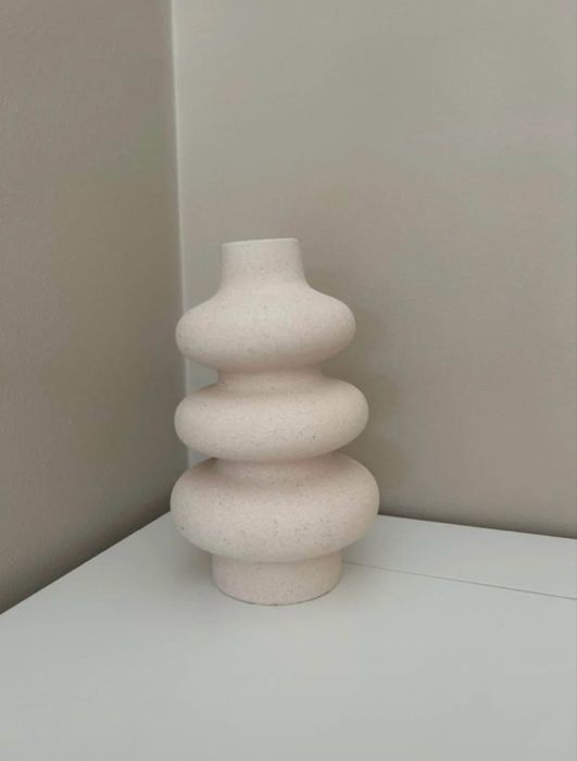 Jarra de cerâmica bege com textura