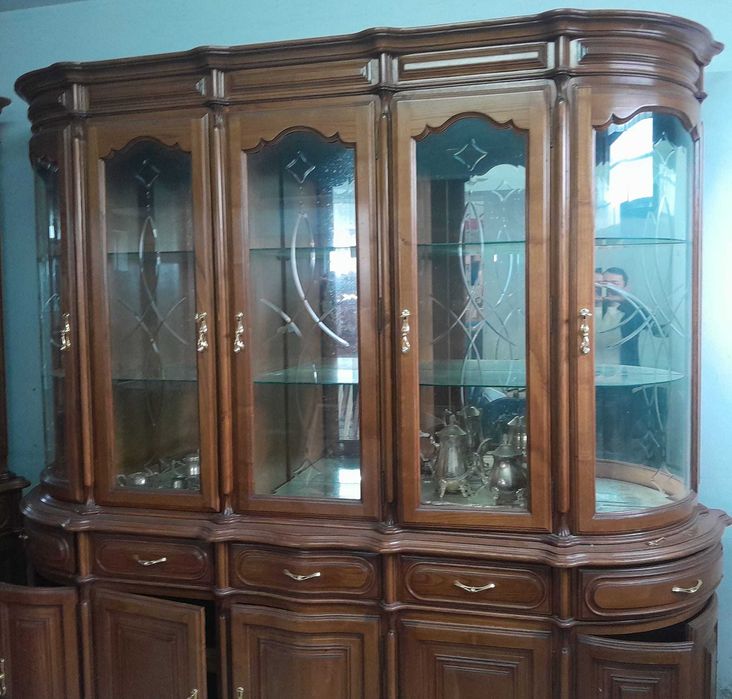 Bar de sala mais Estante parte cima portas de vidro.