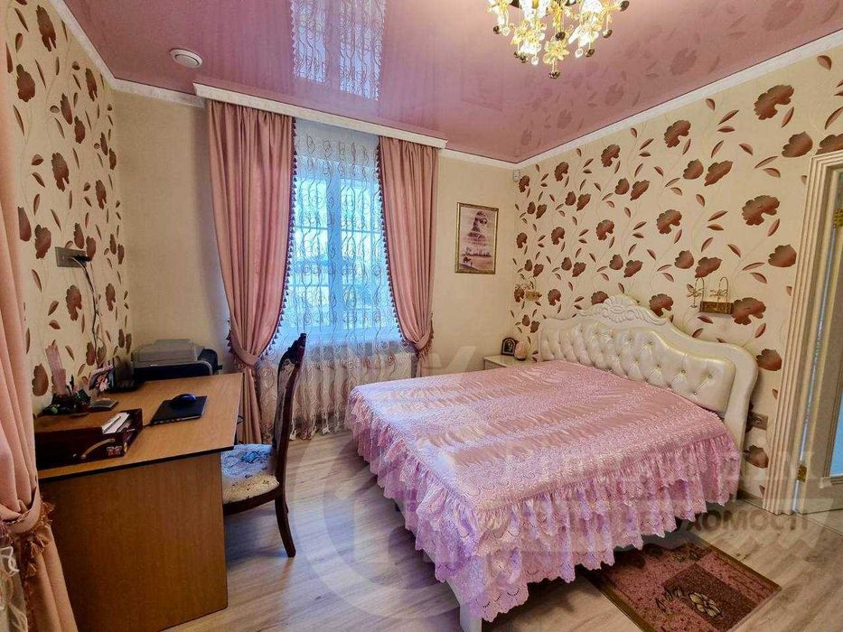 Елітний будинок з власним озером і басейном Козин  . Без комісії