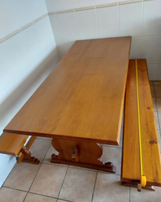 Mesa macissa em pinho com bancos