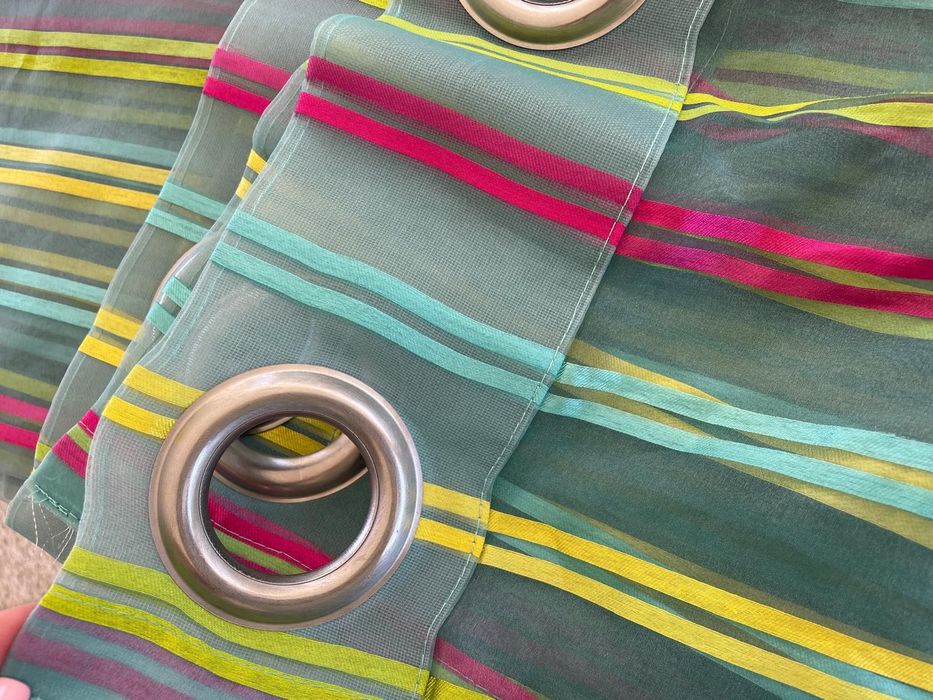 Cortinas coloridas com argolas
