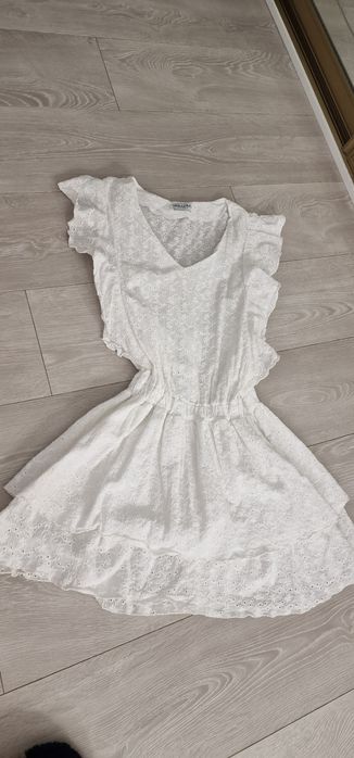 Varlesca Biała sukienka z falbankami rozkloszowana ażurowa haftowana p