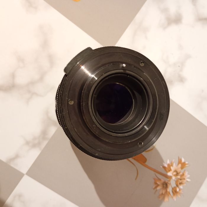 obiektyw fotograficzny marki Alpex, model 135mm f/2.8.