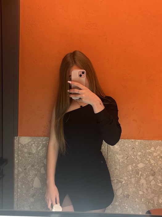 Чорна сукня на одне плече