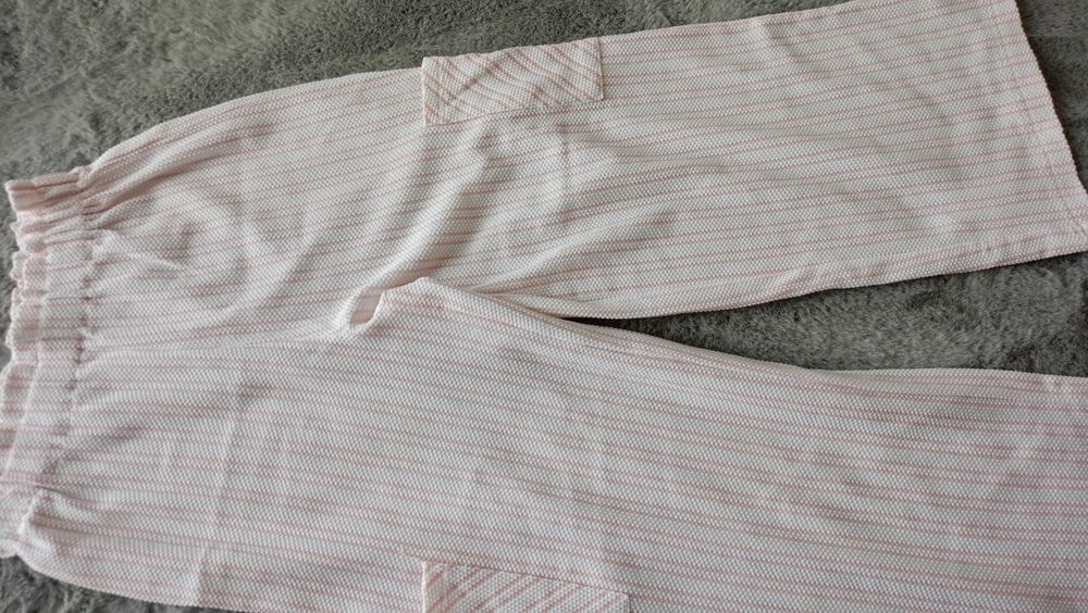 Spodnie dziewczęce. Białe w paseczki.