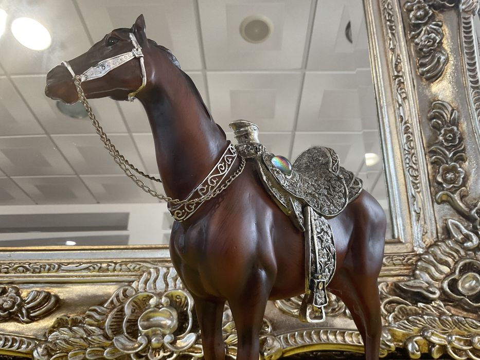 Cavalo em madeira peça de decoração