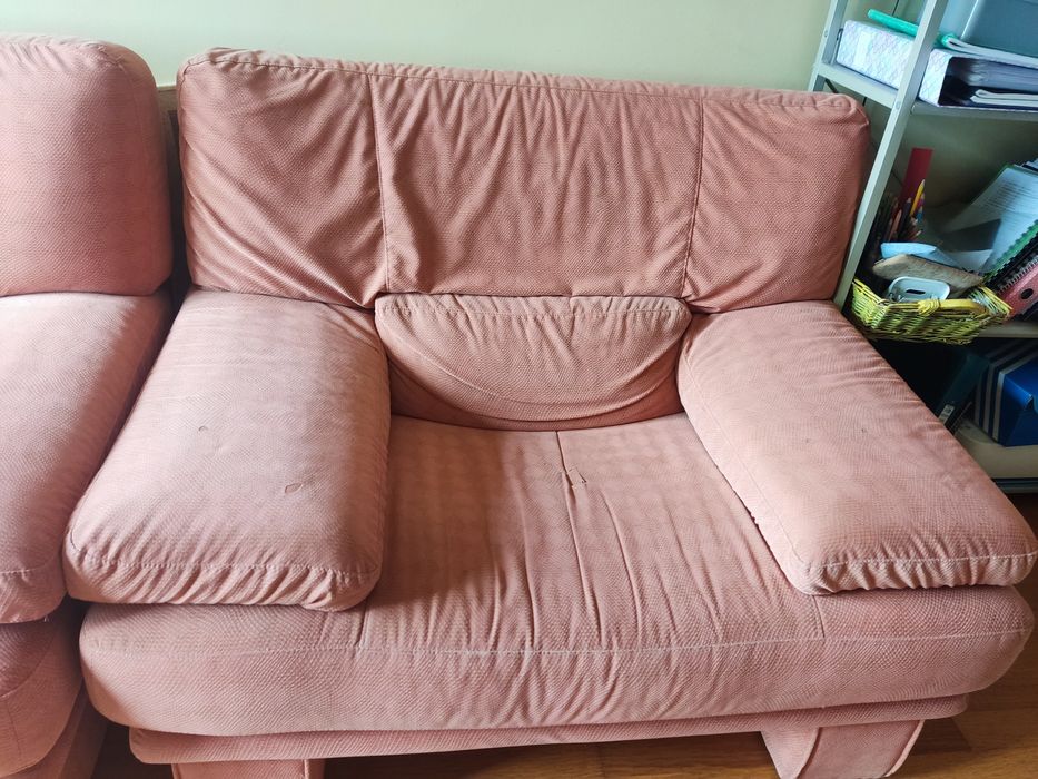 1 Sofá de 3 lugares e/ ou 1 sofá de 1 lugar,  curtisane em cor salmão,