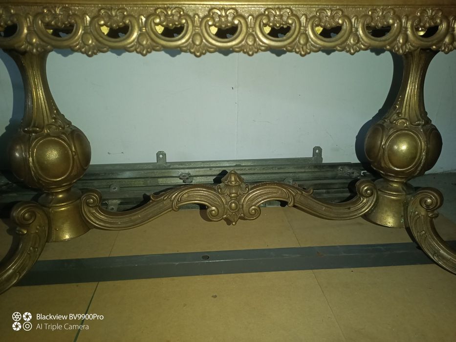 Excelente mesa de sala de estar em latão