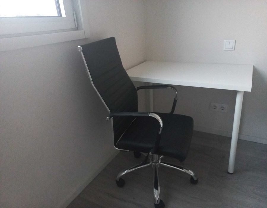 Conjunto secretária e cadeira de escritório