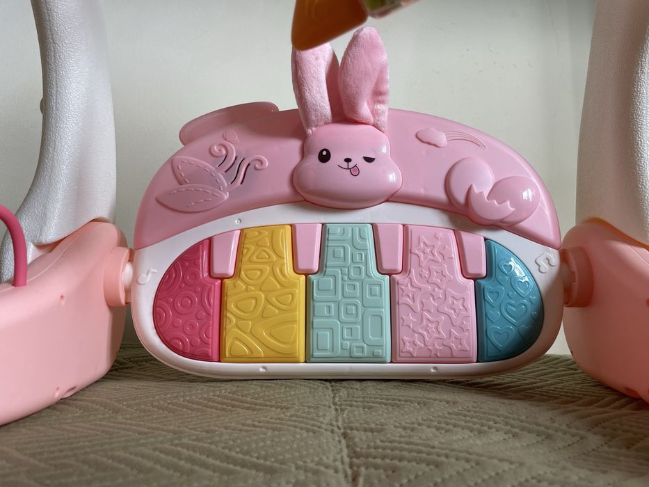 Ginasio de atividades para bebes com piano e tapete