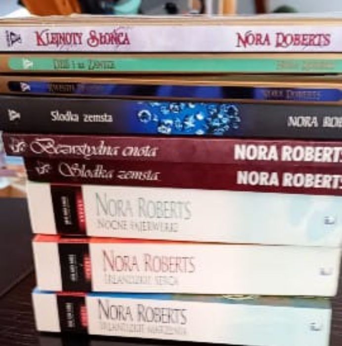 Daniel steel Nora Roberts seria książek