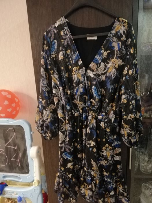 Новое эффектное платье в цветочек