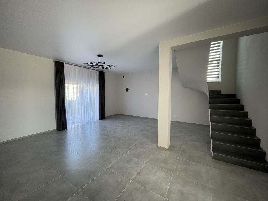 Котедж з ремонтом та великою ділянкою