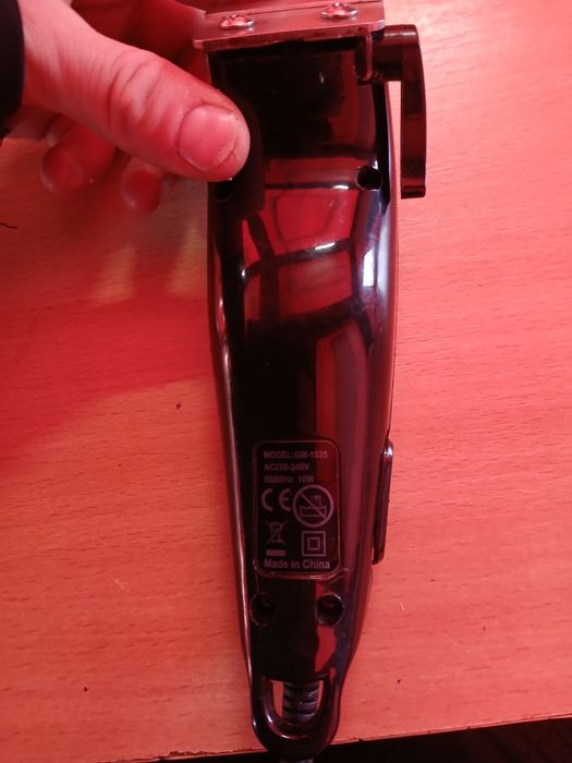 Продам машинку для стрижки на проводе,рабочая