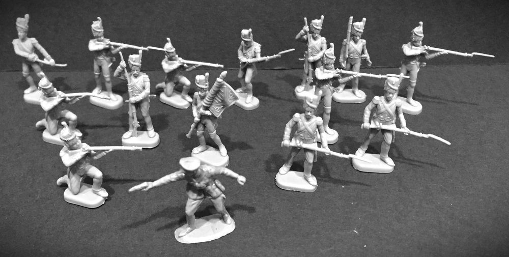 15 Soldados antigos em plástico