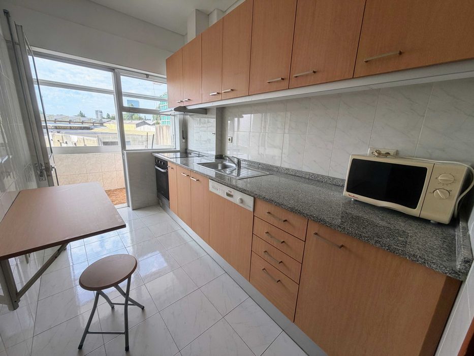 Arrenda-se T2+1, com garagem individual e fechada.