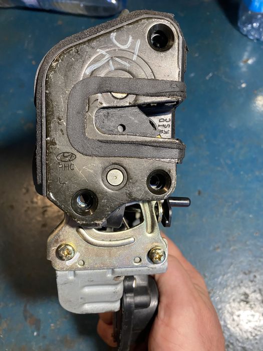 Замок левой задней двери Hyndai Santa fe 2001-2006