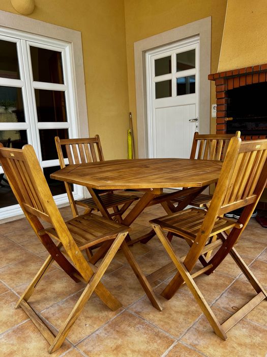 Conjunto de Jardim de Mesa e 4 Cadeiras Dobrável em Madeira
