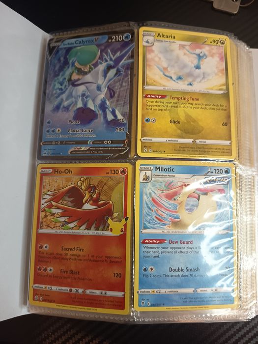 Cartas Pokémon diferentes coleções