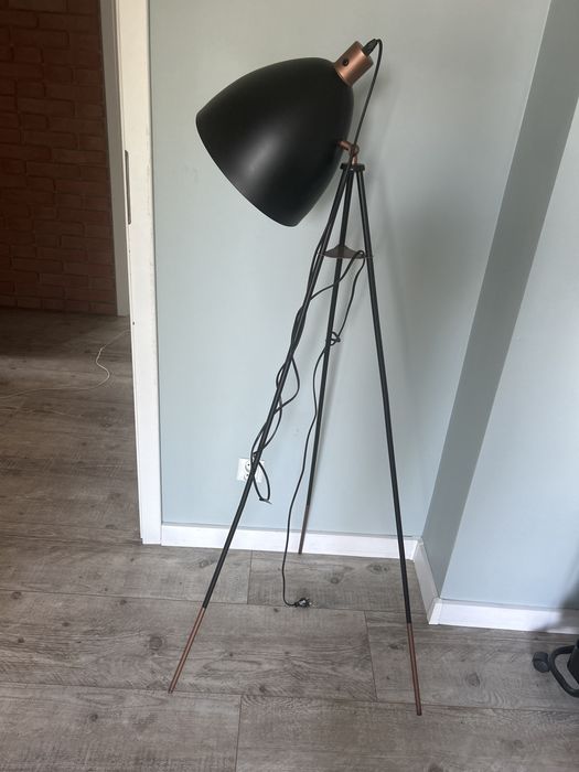 Lampa loftowa czarna ze zlotymi nogami