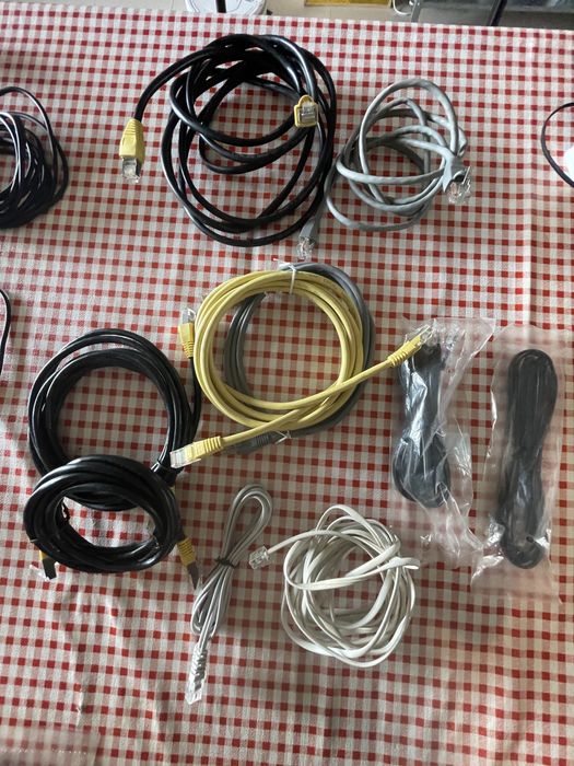 Conjunto de cabos de rede, VGA, usb, monitor e carregadores