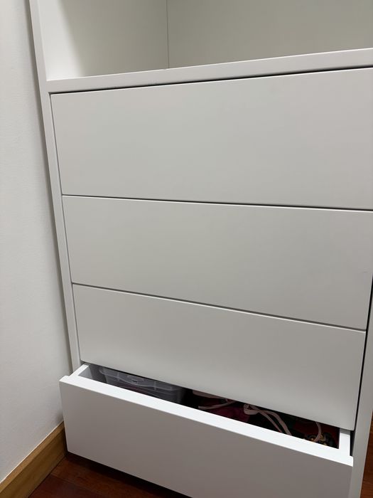 Vendo beliche infantil/juvenil, ideal para otimizar  o espaço do quarto. Estrutura moderna em branco, muito funcional e com bastante arrumação.
