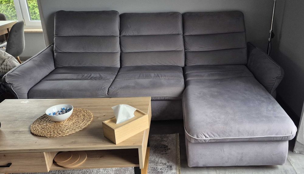 Szary welurowy narożnik z funkcją spania i regulowanymi zagłówkami