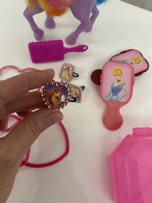 Набір аксесуарів Disney для гри з лялькою (гребінці, заколки, браслети, скринька)