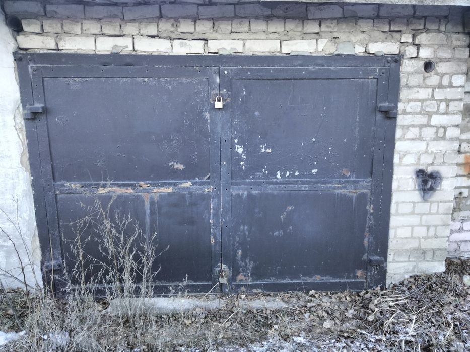 Продам гараж в районе поликлиники.