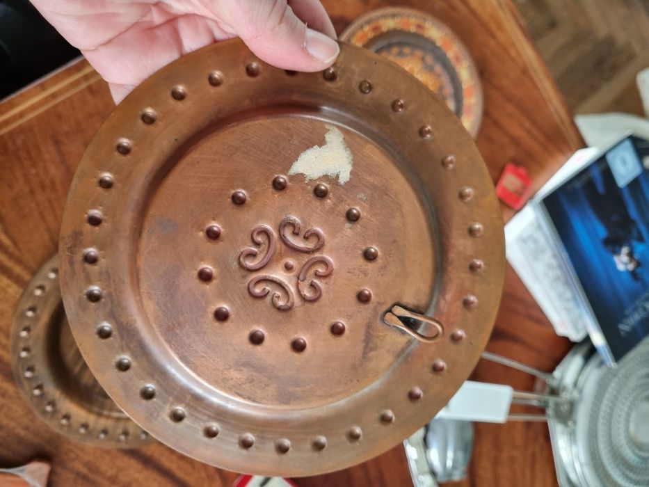 Dekoracyjne talerze do powieszenia 2 metalowe i 2 drewniane radzieckie