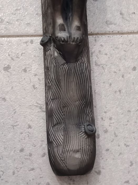 Crucifixo do escultor Júlio Alonso em barro preto de Bisalhães