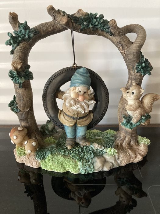 Figurka krasnal na huśtawce dom i ogród wys. 15 cm