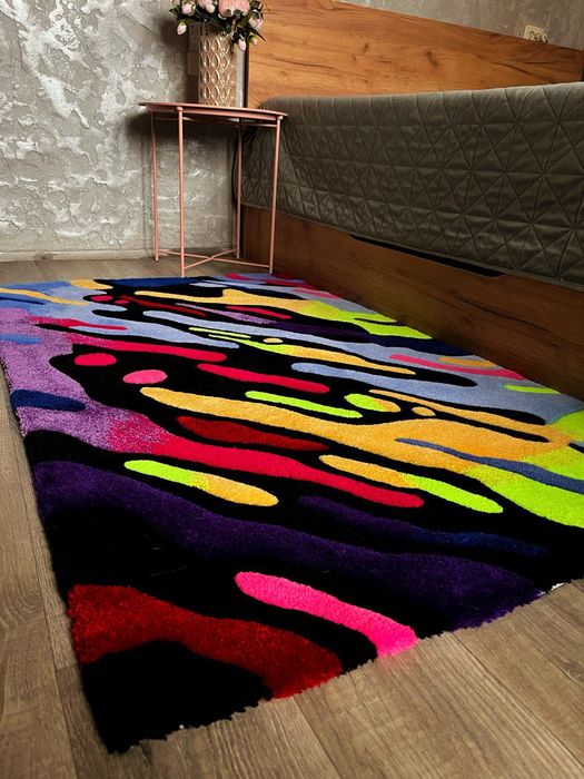 Тафтинговий килим ручної роботи “Neon Flow”
Розмір: 90×150 см