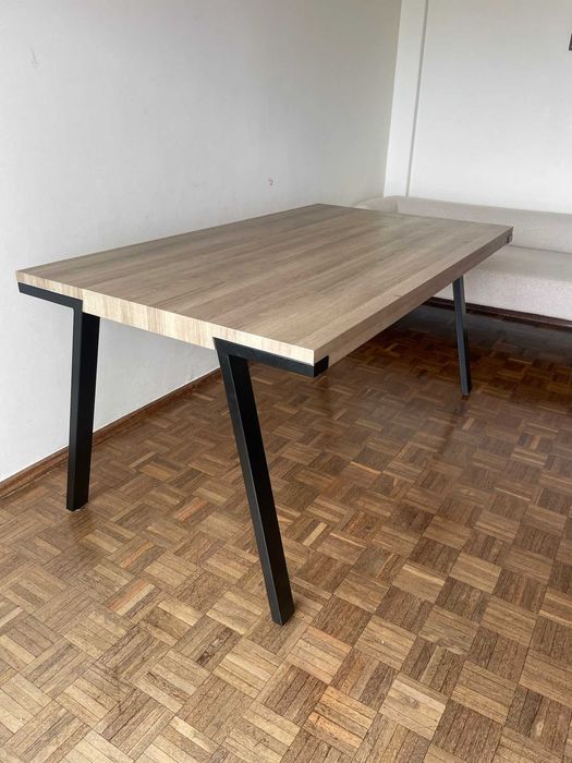 Mesa de jantar da marca The Masie, com 160 x 90 cm