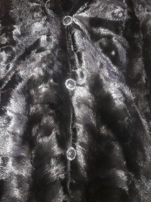 Продам недорого норкову шубку