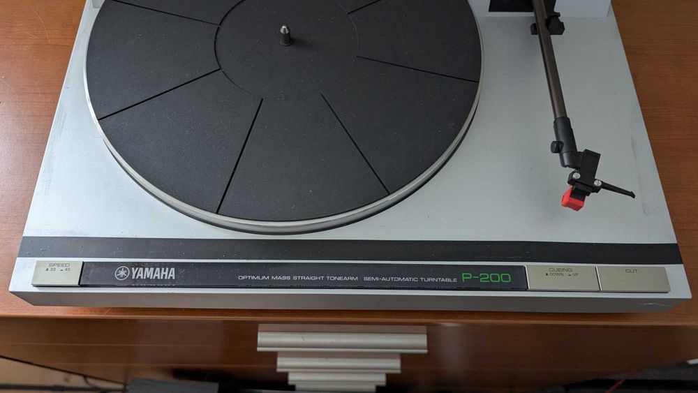 półautomatyczny gramofon Yamaha P-200