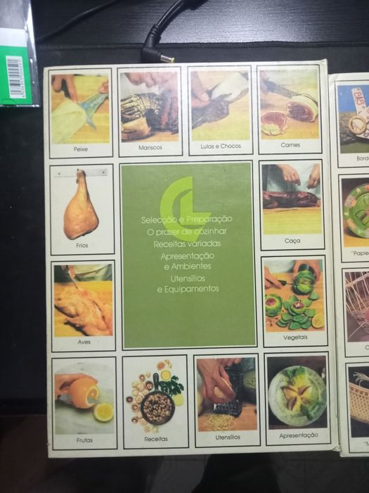 Vendo três livros de coleção.