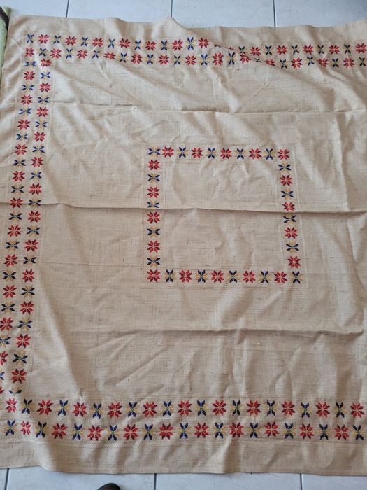 Tolha de mesa rustica género arraiolos feita manualmente  160cmx160cm