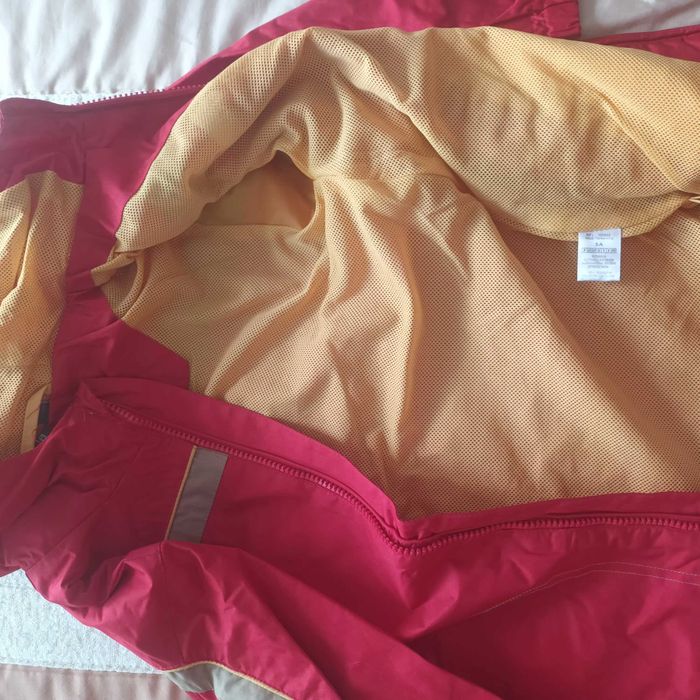 Corta vento com capuz ajustável