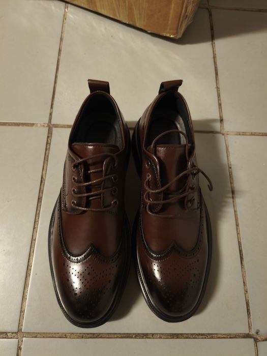 Sapatos castanhos novos tamanho 43