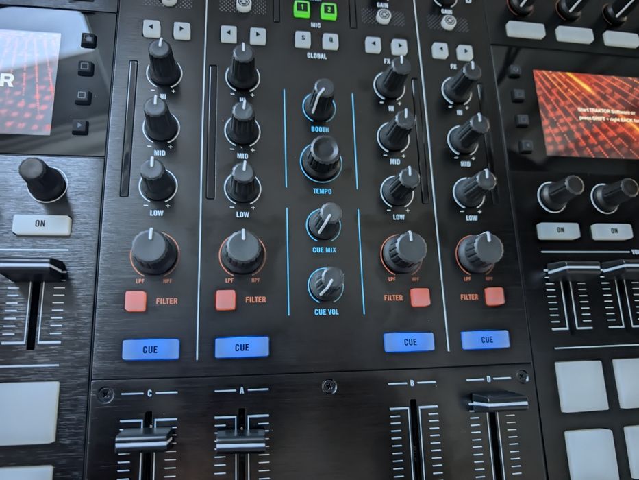 Traktor Kontrol Kontroler S8
